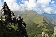 50 Ripido il sentiero nel valloncello tra pareti e guglie rocciose